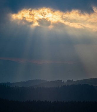 Güneşin ışınları bulutları delip geçiyor