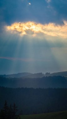 Akşam bulutları ve güneş ışınları
