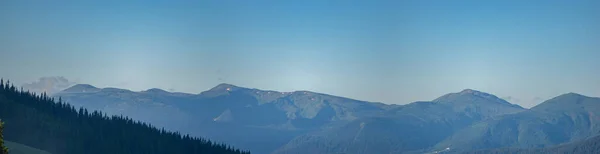 Панорама гірського хребта в Карпатських горах. — стокове фото