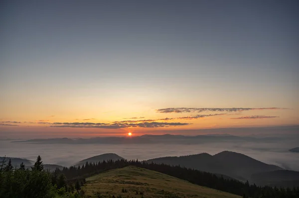 Lever du soleil, matin brumeux dans les Carpates — Photo