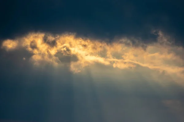 Nuages du soir et rayons du soleil — Photo