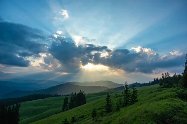 Evening clouds and sun rays — Stock Photo, Image