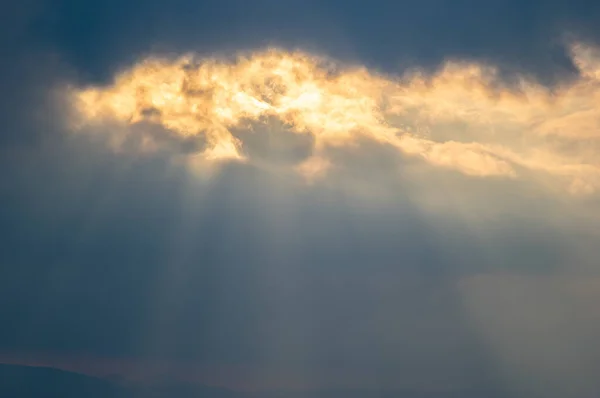 Die Sonnenstrahlen brechen durch die Wolken — Stockfoto