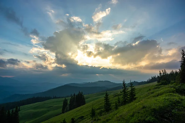 Die Sonnenstrahlen am Abendhimmel brechen durch die Wolken — Stockfoto