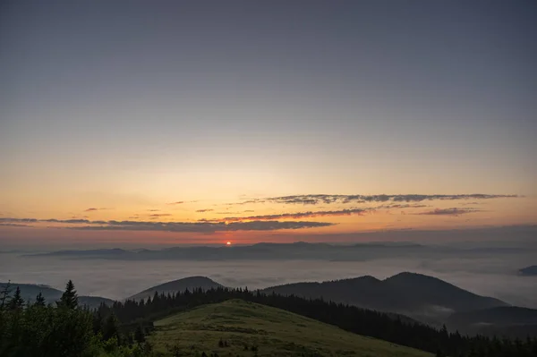 日出，喀尔巴阡山雾蒙蒙的早晨 — 图库照片