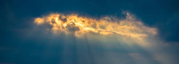 Abendwolken und Sonnenstrahlen — Stockfoto