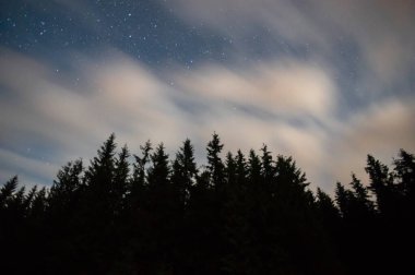 Yıldızlı gökyüzü ve bulutlar Karpat dağlarında geceleyin