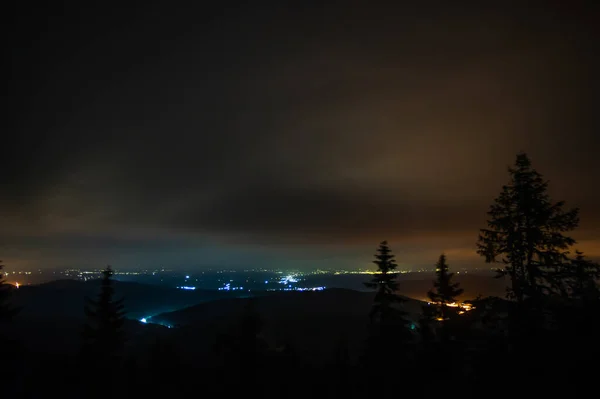 Paisagem noturna nas montanhas e luzes da aldeia — Fotografia de Stock