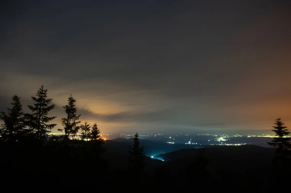 Nachtlandschap in de bergen en dorpsverlichting — Stockfoto