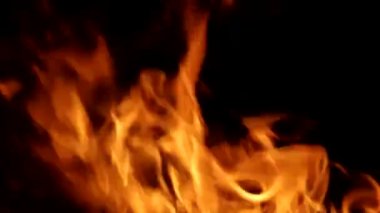 Siyah arka planda şenlik ateşi