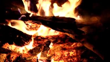 Siyah arka planda şenlik ateşi