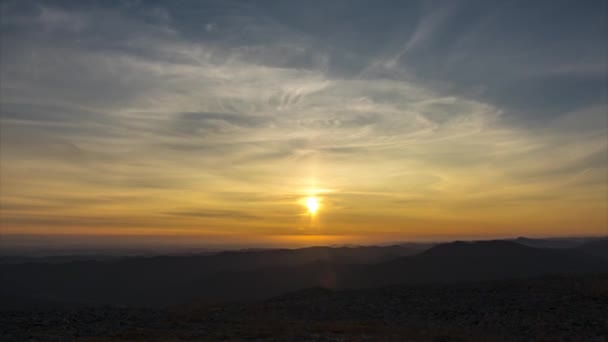 Salida del sol en la montaña Igrovets en los Cárpatos — Vídeo de stock