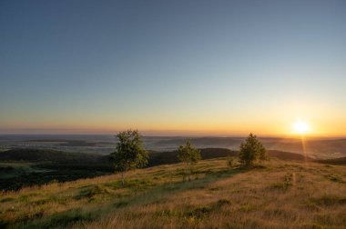 Yazın dağda güzel bir gün doğumu