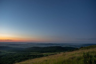 Yazın Ukrayna 'da dağda güzel bir gündoğumu manzarası