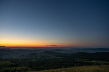 Yazın Ukrayna 'da dağda güzel bir gündoğumu manzarası