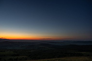 Yazın dağda güzel bir gün doğumu