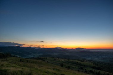 Yazın Ukrayna 'da dağda güzel bir gündoğumu manzarası