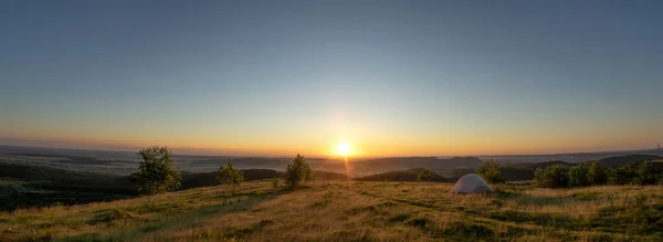 Zelt bei Sonnenaufgang auf dem Gipfel des Berges — Stockfoto