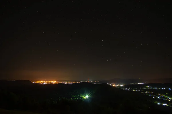 Panorama małego nocnego miasta zabranego z góry — Zdjęcie stockowe