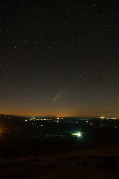 Cometa en el cielo nocturno en las montañas — Foto de Stock