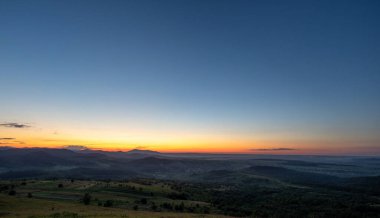 Karpat dağlarında sonbaharda berrak şafak gökyüzü