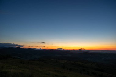 Karpat dağlarında sonbaharda berrak şafak gökyüzü