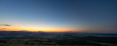 Karpat dağlarında sonbaharda berrak şafak gökyüzü