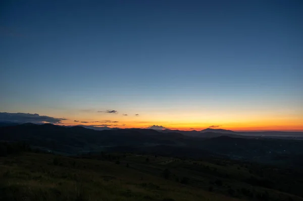 Céu claro amanhecer no outono nas montanhas dos Cárpatos — Fotografia de Stock