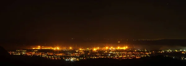 Чудова панорама нічного міста Надвірна в Україні. — стокове фото