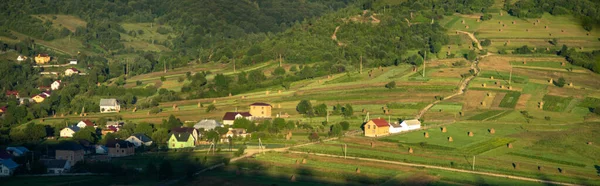 Panorama des Dorfes am Herbstmorgen inmitten der Berge — Stockfoto