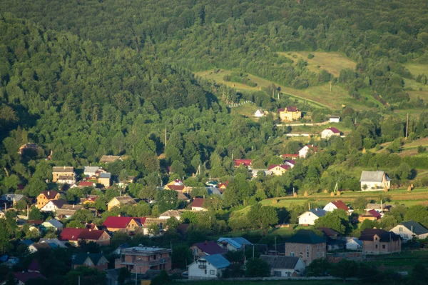 Panorama da aldeia na manhã de outono entre as montanhas — Fotografia de Stock