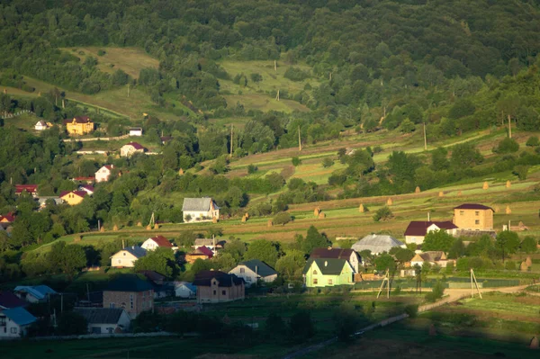 Panorama obce v podzimním ránu mezi horami — Stock fotografie