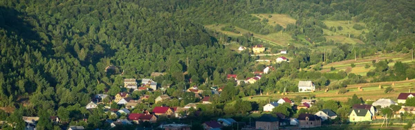 Panorama van het dorp in de herfstochtend tussen de bergen — Stockfoto