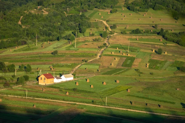 Panorama da aldeia na manhã de outono entre as montanhas — Fotografia de Stock