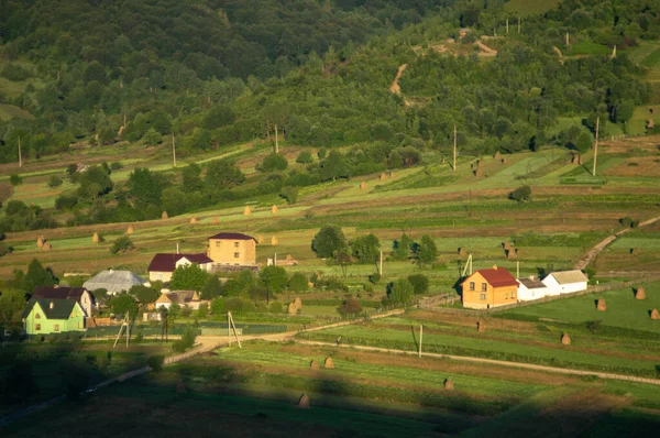 Panorama över byn på hösten morgon bland bergen — Stockfoto