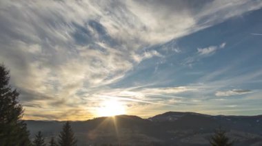 Karpat köyünde güzel bir gün batımı, zaman kavramı.