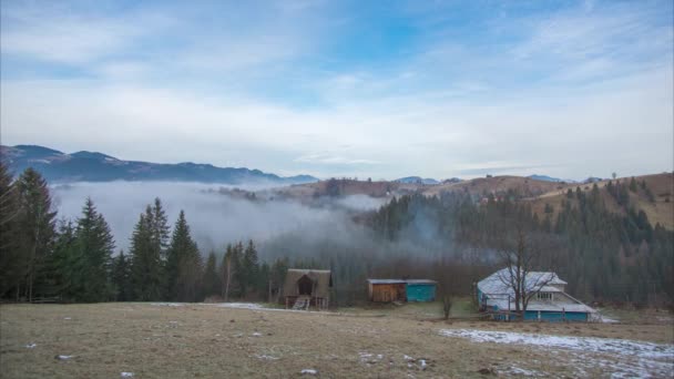 Včas, mlhavé ráno v horské vesnici — Stock video
