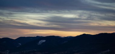 Ukraynalı Karpatlar 'da günbatımı manzarası