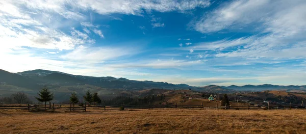 Panorama de un pueblo de montaña en los Cárpatos ucranianos — Foto de Stock