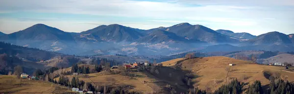 Panorama di un villaggio di montagna nei carpazi ucraini — Foto Stock