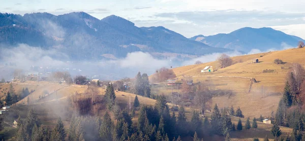 Montagne carpatiche nella nebbia in Ucraina — Foto Stock