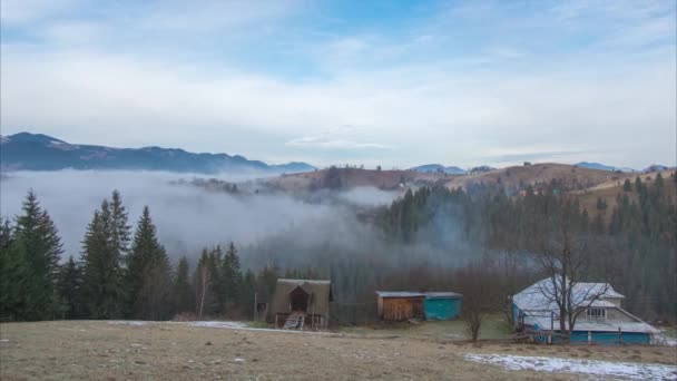 Nebel am Morgen im Dorf der Karpaten — Stockvideo