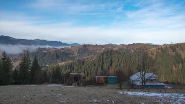 Nebbia al mattino nel villaggio dei Carpazi — Video Stock