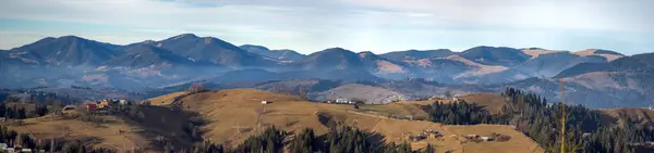 Панорама села в горах Карпат. — стокове фото