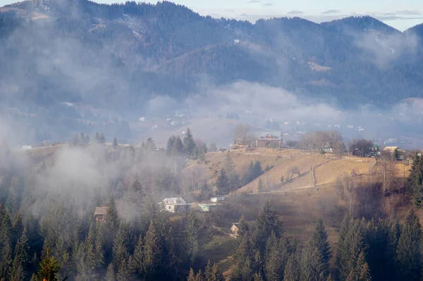 Nebbia Mattino Villaggio Tra Montagne Dei Carpazi — Foto Stock