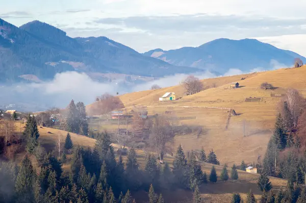 Nebbia Mattino Villaggio Tra Montagne Dei Carpazi — Foto Stock