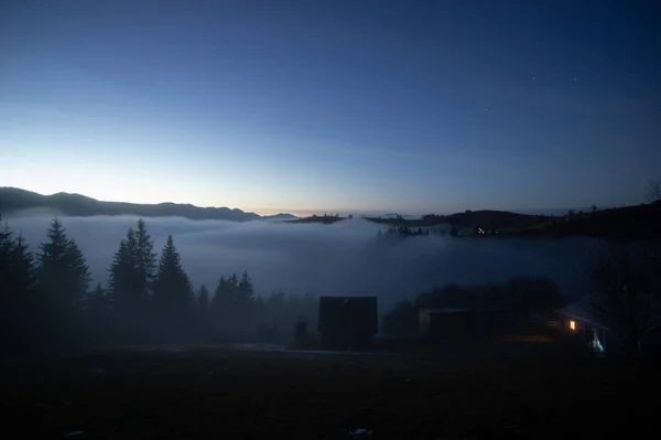 Avond Mist Een Huis Een Bergdorp Oekraïense Karpaten — Stockfoto