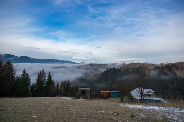 Köydeki Karpat Dağları Nda Sabah Sisli Tepeler Evler — Stok fotoğraf