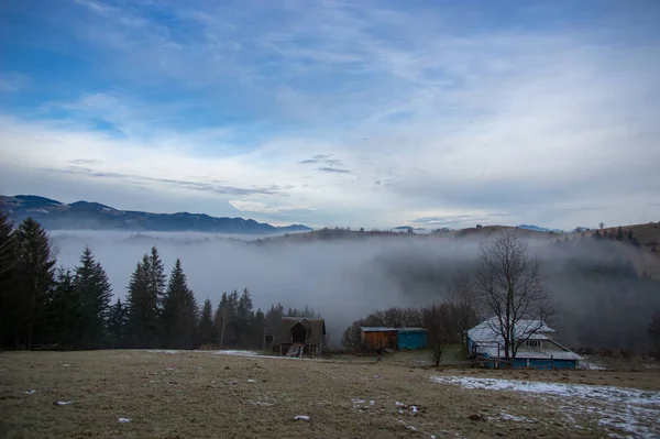 Köydeki Karpat Dağları Nda Sabah Sisli Tepeler Evler — Stok fotoğraf