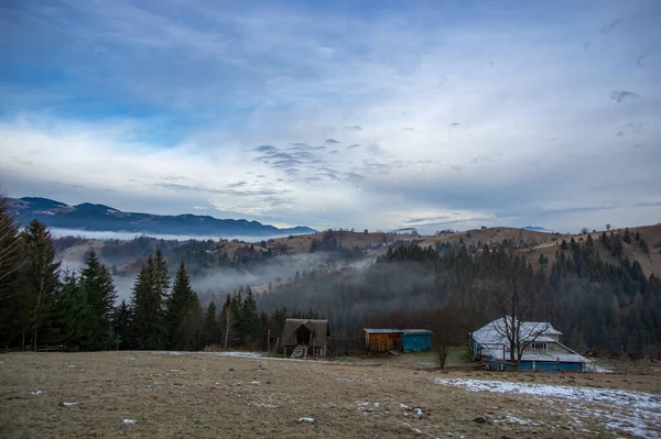 Collines Maisons Dans Brouillard Matin Dans Les Montagnes Des Carpates — Photo